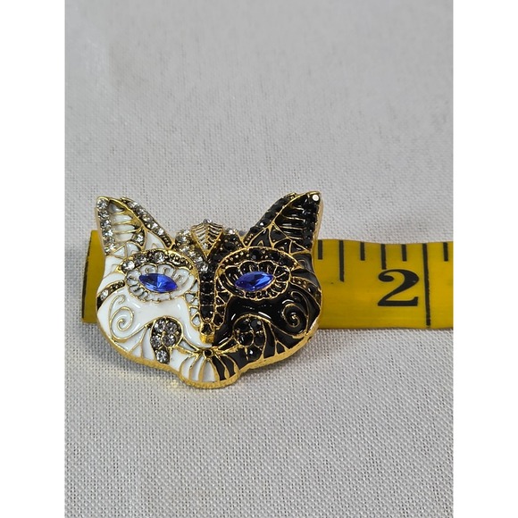 Vintage Style Tuxedo Cat Face Brooch Enamel Rhinestone Blue Eyes Gold Tone Pin - Picture 8 of 8